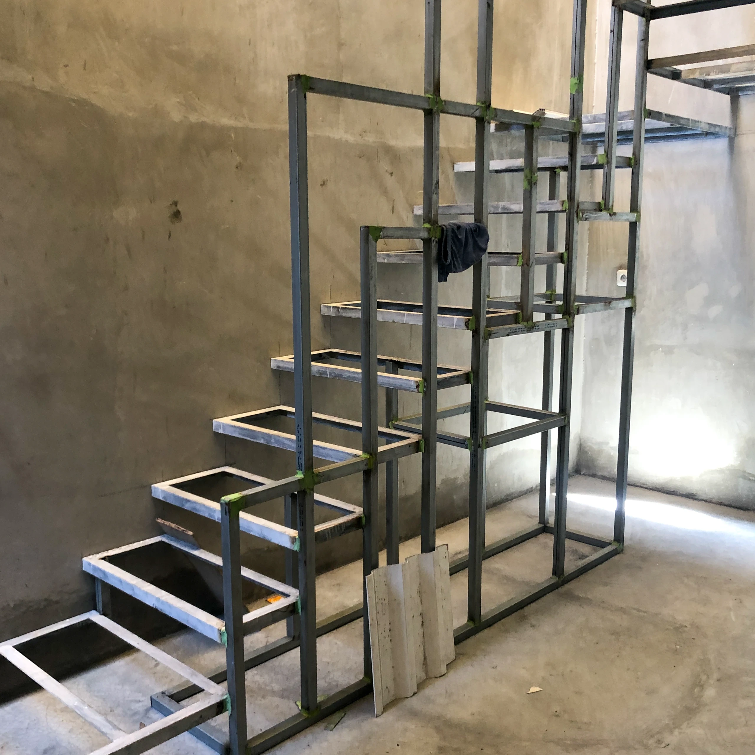 Konstrukcja nośna schodów samonośnych z profili metalowych